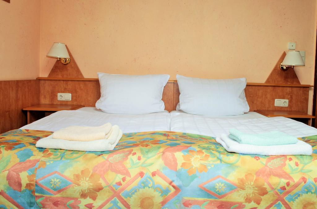 Garni Zum Adler Hotel Gensingen Phòng bức ảnh