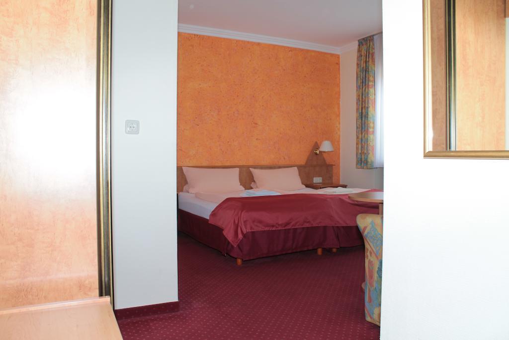 Garni Zum Adler Hotel Gensingen Phòng bức ảnh