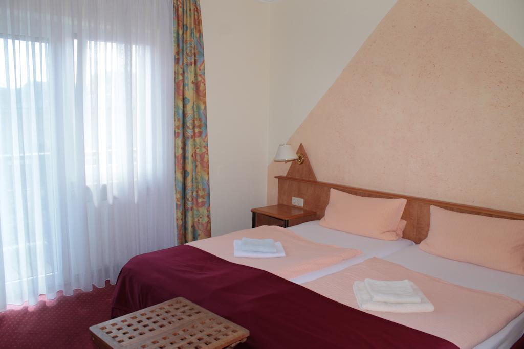 Garni Zum Adler Hotel Gensingen Phòng bức ảnh