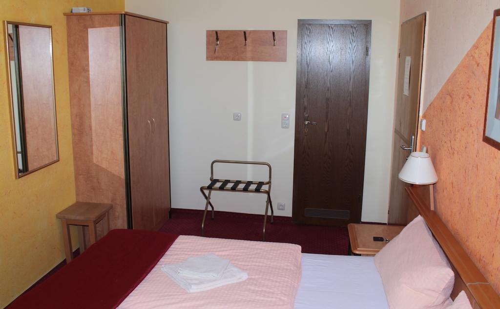 Garni Zum Adler Hotel Gensingen Phòng bức ảnh