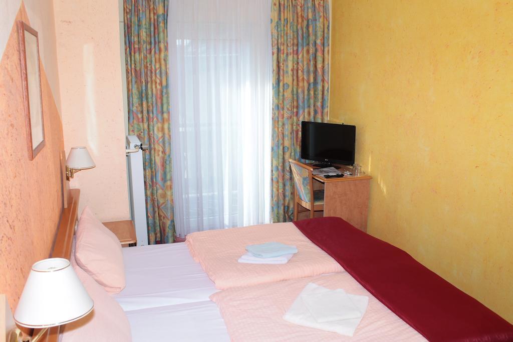 Garni Zum Adler Hotel Gensingen Phòng bức ảnh