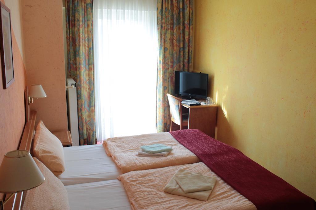 Garni Zum Adler Hotel Gensingen Phòng bức ảnh